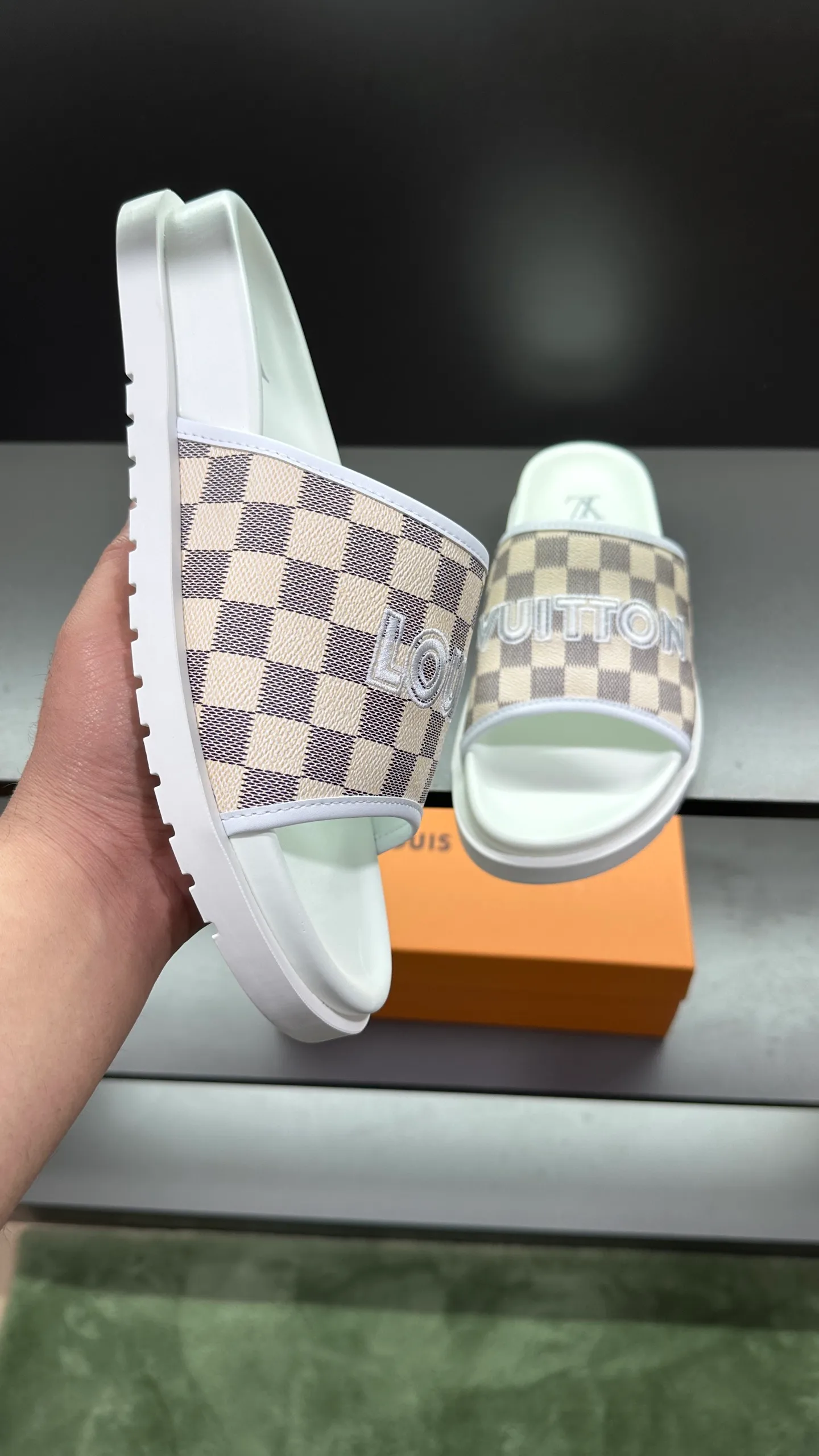 [L Home] P: 300💰Size: 38-45 Top purchasing lv men's summer slippers, classic presbyopia with soft real leather lining, unique color splicing effect, distinctive personality, fashionable and trendy essential style, light and comfortable. Lightweight and tough rubber insole, micro ridged foam outsole, super comfortable!